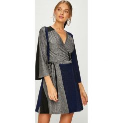 Answear - Sukienka. Czarne sukienki damskie dzianinowe marki ANSWEAR, na co dzień, s, casualowe, mini, rozkloszowane. W wyprzedaży za 79,90 zł.