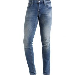 Tommy Jeans SCANTON Jeansy Slim Fit pine light blue. Niebieskie jeansy męskie relaxed fit marki Tommy Jeans. W wyprzedaży za 356,30 zł.