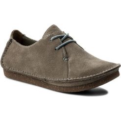 Półbuty CLARKS - Janey Mae 261323394 Sage Suede. Szare półbuty damskie marki Clarks, na co dzień, bez wzorów, ze skóry, bez obcasa, na płaskiej podeszwie, bez zapięcia. W wyprzedaży za 229,00 zł.