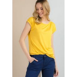 Bluzka z dekoltem typu łódka. Bluzki damskie Monnari, plus size, bez wzorów, z wiskozy, bez kołnierzyka. Za 39,95 zł.