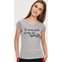 T-shirt z napisem - Jasny szar. Szare t-shirty damskie Sinsay, l, z napisami. Za 19,99 zł.