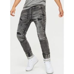 Jeansy SLIM JOGGER - Szary. Szare jeansy męskie regular Cropp. Za 129,99 zł.