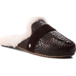 Kapcie EMU AUSTRALIA - Mooka W11871 Chocolate Croc. Pomarańczowe klapki damskie EMU Australia, z aplikacjami, z wełny, bez obcasa. W wyprzedaży za 279,00 zł.