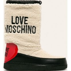 Love Moschino - Śniegowce. Białe śniegowce damskie Love Moschino, z materiału, bez zapięcia. W wyprzedaży za 529,90 zł.
