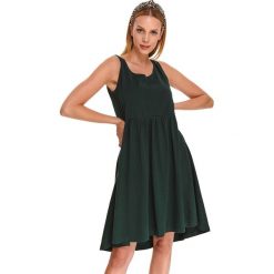 Dzianinowa sukienka na ramiączka z odciętymi falbanami. Zielone sukienki damskie DRYWASH, na co dzień, na jesień, bez wzorów, z dzianiny, eleganckie, z okrągłym kołnierzem, bez rękawów, midi, rozkloszowane. W wyprzedaży za 59,99 zł.