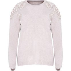 Beżowy Sweter Two Princes. Brązowe swetry klasyczne damskie Born2be, l, z koronki, z okrągłym kołnierzem. Za 79,99 zł.