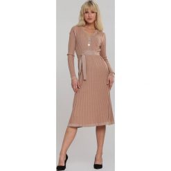 Beżowa Sukienka Aylsham. Brązowe sukienki damskie Renee, na co dzień, s, w paski, z dzianiny, eleganckie, bez kołnierzyka, bez rękawów, długie, rozkloszowane. Za 169,99 zł.
