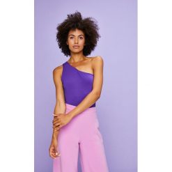 Answear - Top Violet Kiss. Fioletowe bluzki damskie ANSWEAR, s, bez wzorów, z dzianiny, z asymetrycznym kołnierzem. W wyprzedaży za 34,90 zł.