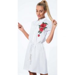 Biała Haftowana Sukienka Koszulowa 1170. Białe sukienki damskie marki Fasardi, s, z haftami, z koszulowym kołnierzykiem, bez rękawów, koszulowe. Za 79,00 zł.