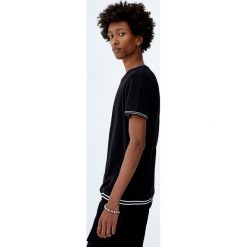 Sweter z kontrastowym obszyciem. Czarne swetry klasyczne męskie marki Pull&Bear, m, z kontrastowym kołnierzykiem. Za 79,90 zł.