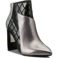 Botki UNITED NUDE - Zink Hi 1016632660109 Gun Metal/Black/Silver. Czarne botki damskie na obcasie marki United Nude, z materiału. W wyprzedaży za 649,00 zł.