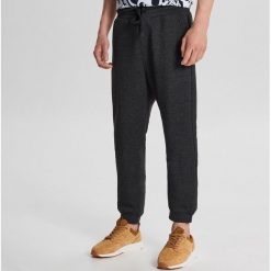 Spodnie dresowe basic - Czarny. Czarne spodnie męskie Cropp, s, bez wzorów, z dresówki. Za 69,99 zł.