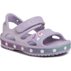 Sandały CROCS - Crocsfl Unicorn Charm Sandal G 206366 Lavender. Fioletowe sandały dziewczęce Crocs, z tworzywa sztucznego, bez zapięcia. W wyprzedaży za 119,00 zł.
