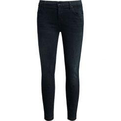 Jeansy J BRAND 835I588RH Czarny. Czarne jeansy damskie marki J Brand. W wyprzedaży za 775,00 zł.