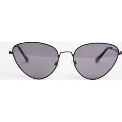 Metalowe okulary przeciwsłoneczne typu cat eye. Czarne okulary przeciwsłoneczne damskie Pull&Bear. Za 49,90 zł.