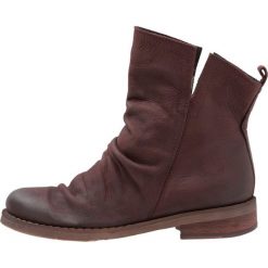 Felmini SERPA Botki bordeaux. Czerwone botki damskie marki Felmini, ze skóry, klasyczne, bez obcasa, bez zapięcia. Za 549,00 zł.