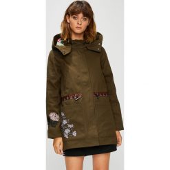 Desigual - Parka. Brązowe parki damskie Desigual, z aplikacjami, z bawełny. W wyprzedaży za 599,90 zł.
