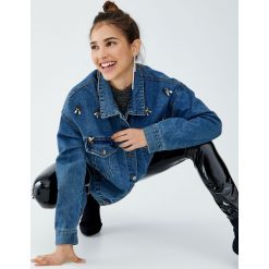 Luźna jeansowa kurtka. Niebieskie kurtki damskie Pull&Bear, bez wzorów, z jeansu, bez kaptura. Za 199,00 zł.
