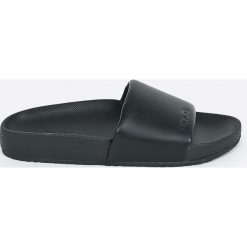 Polo Ralph Lauren - Klapki Cayson. Czarne kapcie męskie Polo Ralph Lauren, z materiału, bez zapięcia. W wyprzedaży za 159,90 zł.