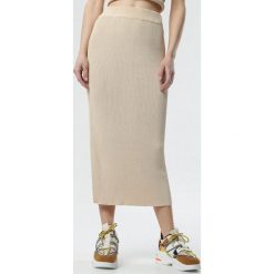 Jasnobeżowa Spódnica Liyana. Brązowe spódniczki damskie Born2be, s, bez wzorów, z dzianiny, eleganckie, midi, ołówkowe. Za 99,99 zł.