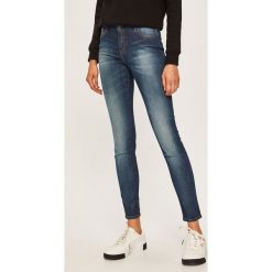 Armani Exchange - Jeansy J01. Niebieskie jeansy damskie Armani Exchange, bez wzorów, z elastanu. W wyprzedaży za 379,90 zł.