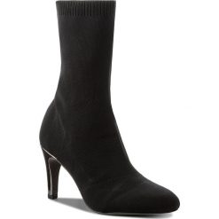 Botki TAMARIS - 1-25981-39 Black 001. Czarne botki damskie na obcasie Tamaris, z materiału. W wyprzedaży za 159,00 zł.