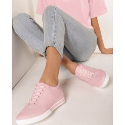 Różowe Buty Sportowe Seems to Change. Różowe buty sportowe damskie Born2be, bez wzorów, sportowe. W wyprzedaży za 59,99 zł.