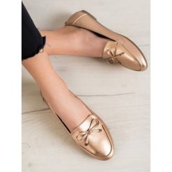 Eleganckie zŁote baleriny. Żółte baleriny damskie CLOWSE, bez wzorów, ze skóry ekologicznej, eleganckie, bez obcasa. W wyprzedaży za 49,90 zł.