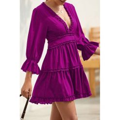 Sukienka DOROTI PURPLE. Fioletowe sukienki damskie IVET, z aplikacjami, eleganckie, bez kołnierzyka, z krótkim rękawem, krótkie, mini. W wyprzedaży za 79,00 zł.