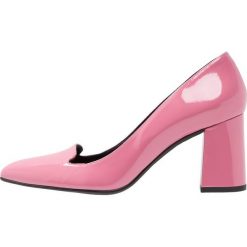 Paco Gil CLAIRE Czółenka pink. Czerwone czółenka damskie marki Paco Gil, bez wzorów, ze skóry, bez obcasa. Za 669,00 zł.