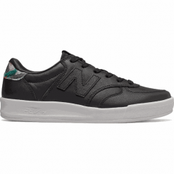 New Balance WRT300PA - Sweet Nectar. Trampki i tenisówki damskie New Balance, bez wzorów, ze skóry, bez zapięcia. W wyprzedaży za 169,99 zł.