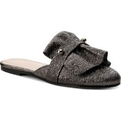 Klapki RED VALENTINO - PQ2S0A50 Fucile 0ON. Szare klapki damskie Red Valentino, z aplikacjami, ze skóry, bez obcasa, na obcasie. W wyprzedaży za 779,00 zł.