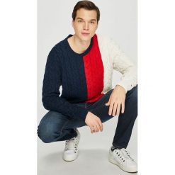 Tommy Jeans - Sweter. Niebieskie swetry klasyczne męskie marki Tommy Jeans, m, z bawełny, z okrągłym kołnierzem. W wyprzedaży za 269,90 zł.