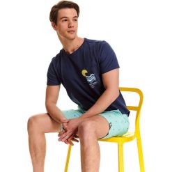 T-shirt z nadrukiem. Niebieskie t-shirty męskie Top Secret, xxl, z nadrukiem, klasyczne, z okrągłym kołnierzem, krótkie. W wyprzedaży za 29,99 zł.
