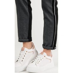 BUTY SPORTOWE Z BROKATEM. Białe buty sportowe damskie Merg, bez wzorów, bez zapięcia. Za 79,90 zł.
