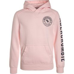 Abercrombie & Fitch EVERYBODY Bluza z kapturem pink. Czerwone bluzy chłopięce marki Abercrombie & Fitch, z bawełny, z kapturem. Za 169,00 zł.