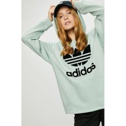 Adidas Originals - Bluza. Zielone bluzy damskie z kieszeniami marki adidas Originals, z nadrukiem, z bawełny, z kapturem. W wyprzedaży za 269,90 zł.