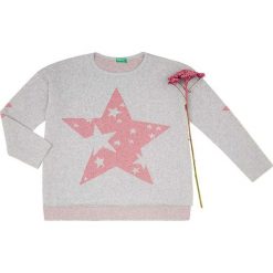 Bluza w kolorze szarym. Szare bluzy niemowlęce Benetton Kids, z nadrukiem, bez rękawów, bez kaptura. W wyprzedaży za 62,95 zł.
