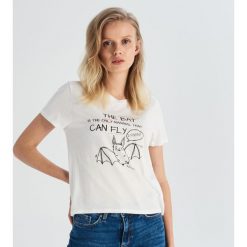 T-shirt z grafiką - Biały. Białe t-shirty damskie marki Sinsay, s, bez wzorów, bez kołnierzyka. Za 19,99 zł.