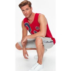 SZORTY MĘSKIE LAMPASAMI. Szare spodenki sportowe męskie Top Secret, na jesień, sportowe. Za 39,99 zł.