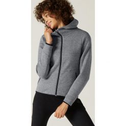 Bluza z kapturem Gym & Pilates 560 damska. Szare bluzy damskie DOMYOS, xl, bez wzorów, z elastanu, bez rękawów, z kapturem. Za 149,99 zł.