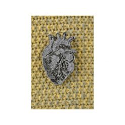 Broszka filcowa anatomiczne serce. Szare broszki damskie Felt label. Za 25,00 zł.