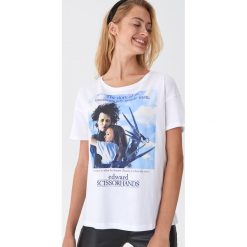 Koszulka z nadrukiem Edward Scissorhands - Biały. Białe koszulki damskie House, s, z nadrukiem, bez kołnierzyka, bez rękawów. Za 49,99 zł.