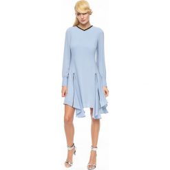 Błękitna sukienka z finezyjnymi godetami AK CLASSIC 18. Niebieskie sukienki damskie ANETA KRĘGLICKA X L'AF, s, z aplikacjami, eleganckie, z dekoltem na plecach, bez rękawów, midi. W wyprzedaży za 509,00 zł.