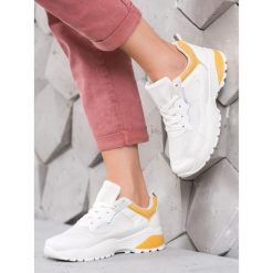 Sneakersy z jasnopomaraŃczowymi wstawkami. Pomarańczowe sneakersy damskie SHELOVET, ze skóry ekologicznej. Za 59,00 zł.