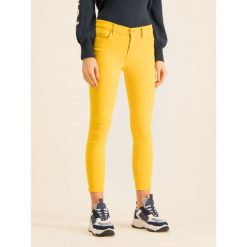 Jeansy Slim Fit Tommy Jeans Nora DW0DW07649. Żółte jeansy damskie Tommy Jeans, bez wzorów, z jeansu. W wyprzedaży za 309,00 zł.
