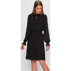 Answear - Sukienka. Czarne sukienki damskie ANSWEAR, na co dzień, s, bez wzorów, z tkaniny, casualowe, ze stójką, z długim rękawem, długie, midi, rozkloszowane. W wyprzedaży za 129,90 zł.