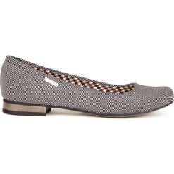 Baleriny na niskim obcasie - skóra naturalna - model 008 - kolor kropki. Szare baleriny damskie Zapato, bez wzorów, ze skóry, eleganckie, na niskim obcasie, na płaskiej podeszwie. W wyprzedaży za 173,40 zł.