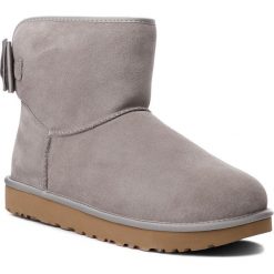 Buty UGG - W Satin Bow Mini 1098081 W/Elp. Szare kozaki damskie marki Ugg, na zimę, z wełny, bez obcasa, bez zapięcia. W wyprzedaży za 569,00 zł.