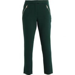 Rurki damskie: Cortefiel SLIM BASIC TROUSERS WITH ZIPPER POCKETS AND ZIPPED HEM Spodnie materiałowe green